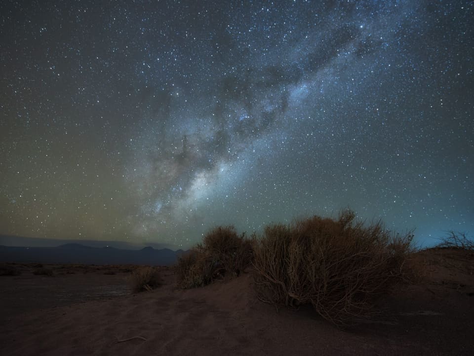 Via Láctea sobre o deserto à noite