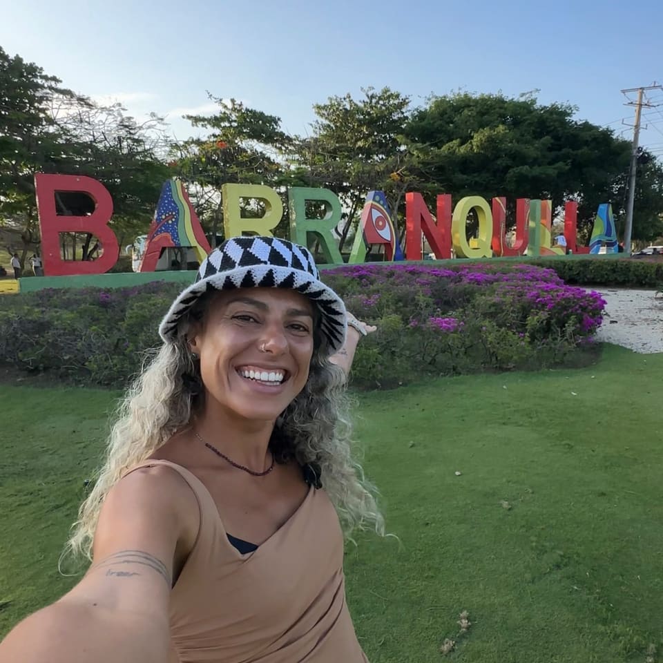 Viajante diante do letreiro colorido de Barranquilla