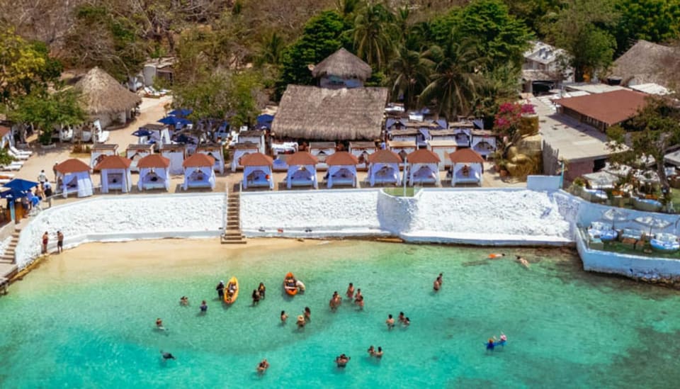 Bora Bora Beach Club visto do alto, com águas turquesa