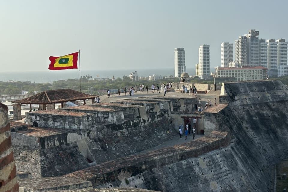 Castelo de San Felipe com a bandeira de Cartagena