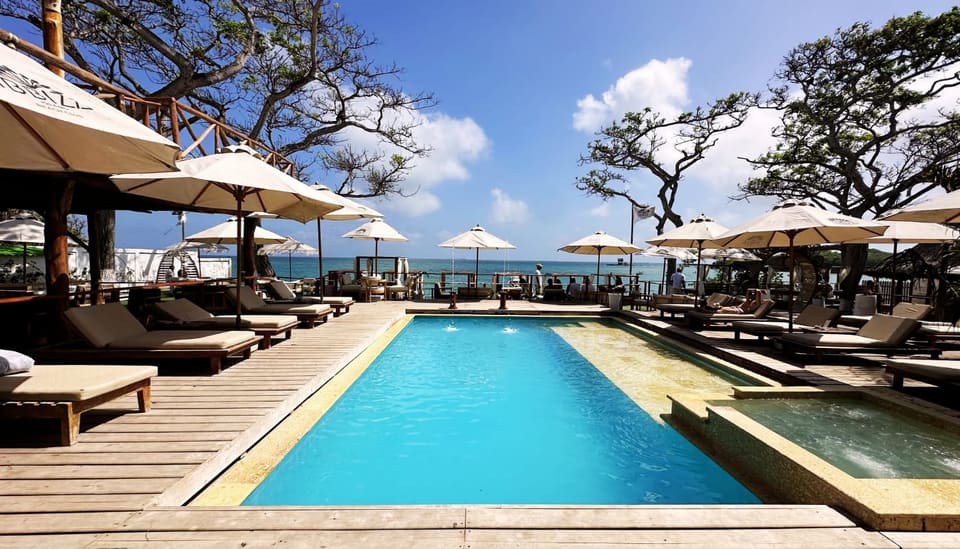 Piscina de água salgada do Ibbiza Beach Club