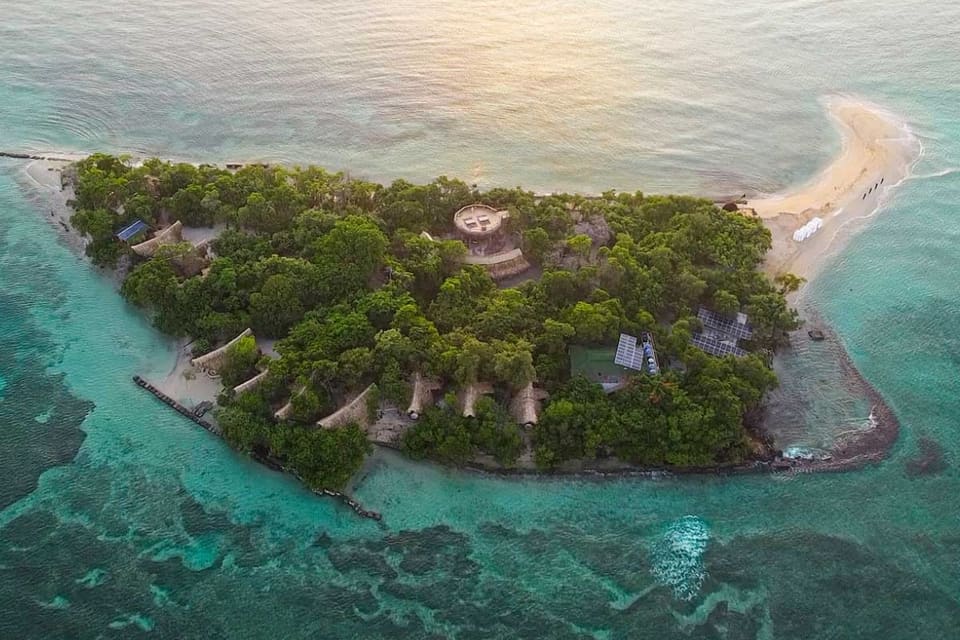 Isla Corona vista do alto, cercada de mar azul-turquesa