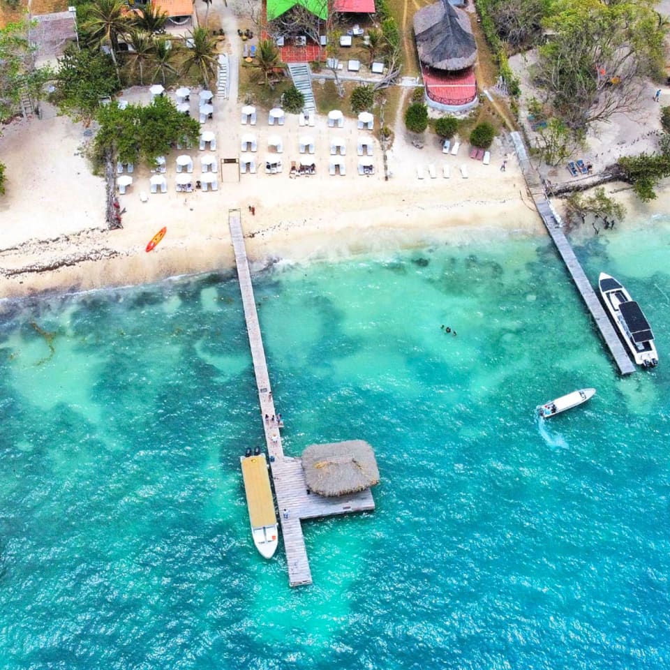 Píer e águas turquesa do Luxury Beach Club vistos do alto