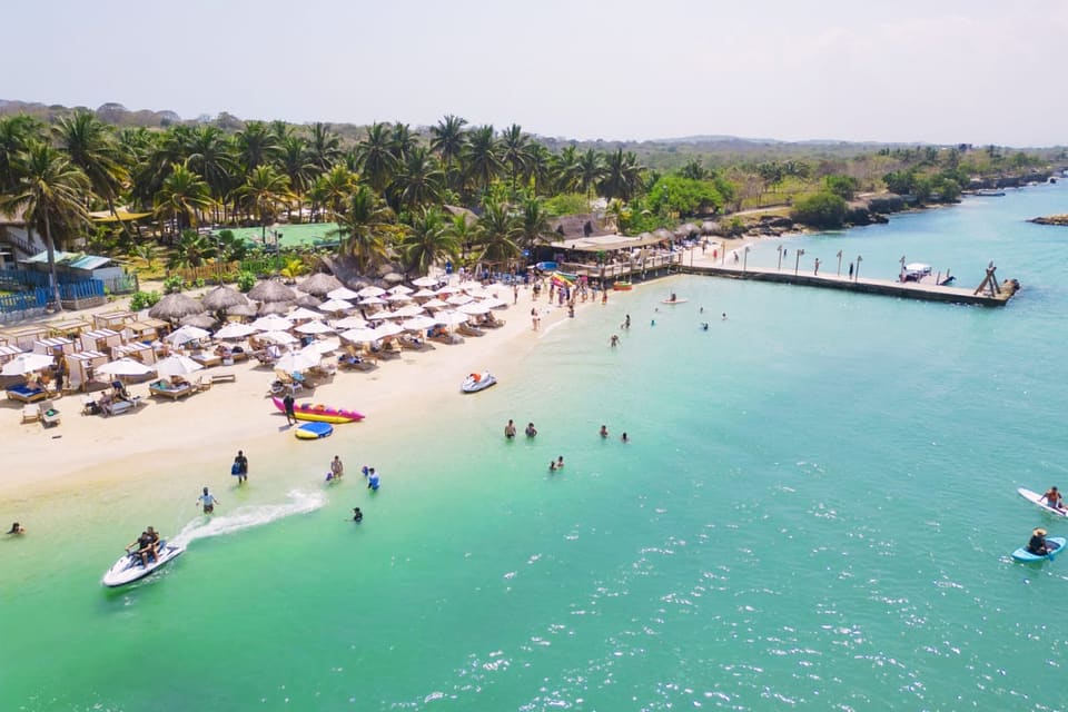 Praia do Palmarito Beach com guarda-sóis e jet ski