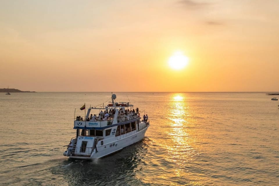 Iate navegando ao pôr do sol na baía de Cartagena