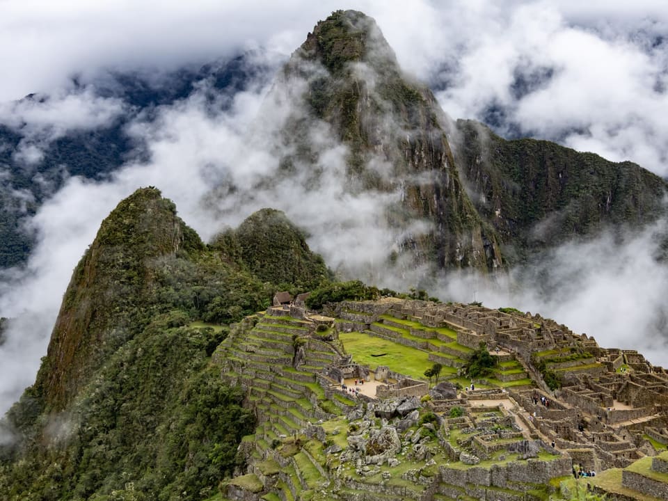 Machu Picchu entre nuvens