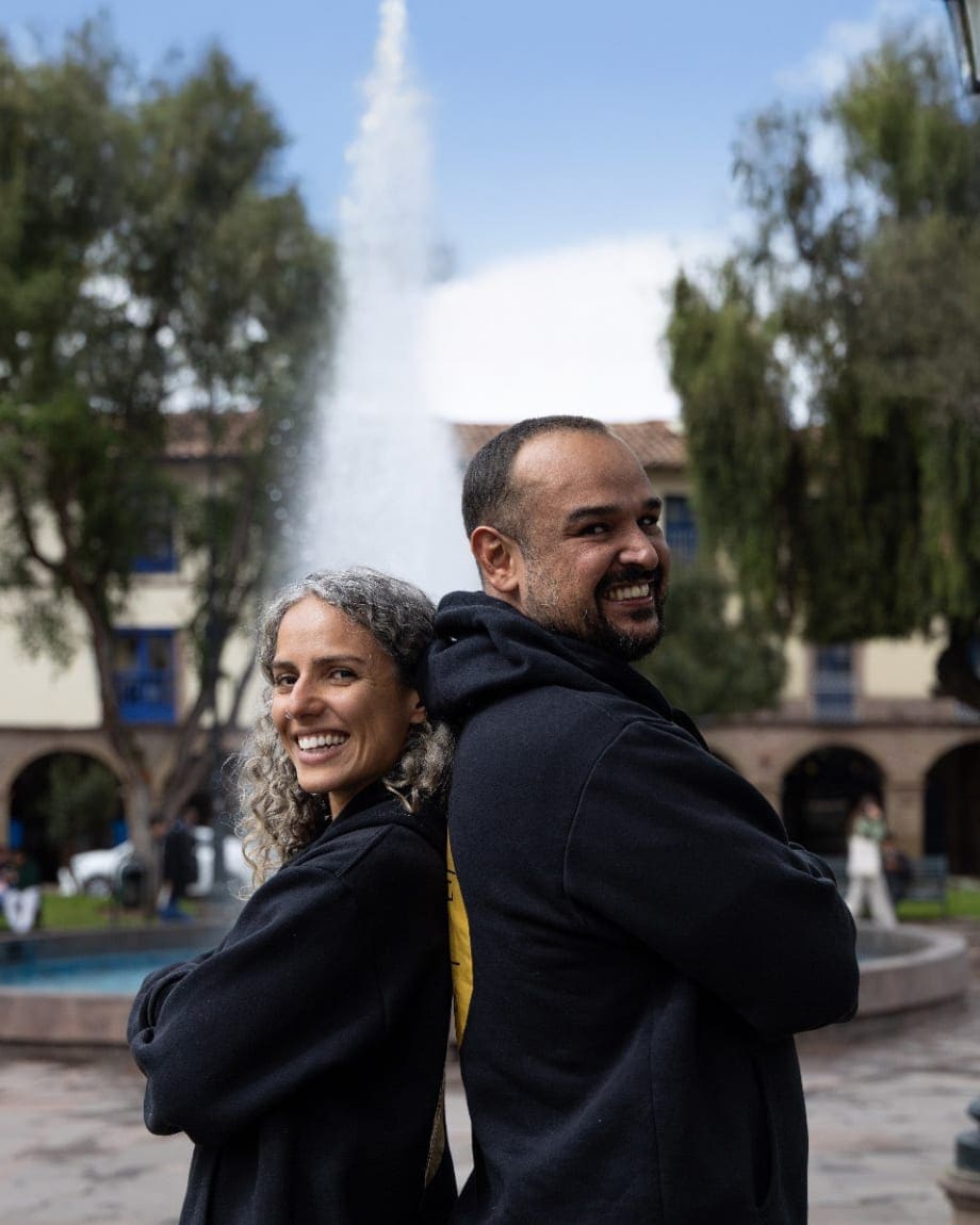 Os fundadores da Fui Gostei Trips sorrindo em uma praça