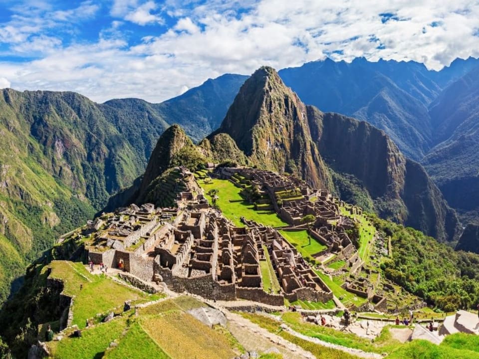 Cidadela de Machu Picchu com o Huayna Picchu ao fundo