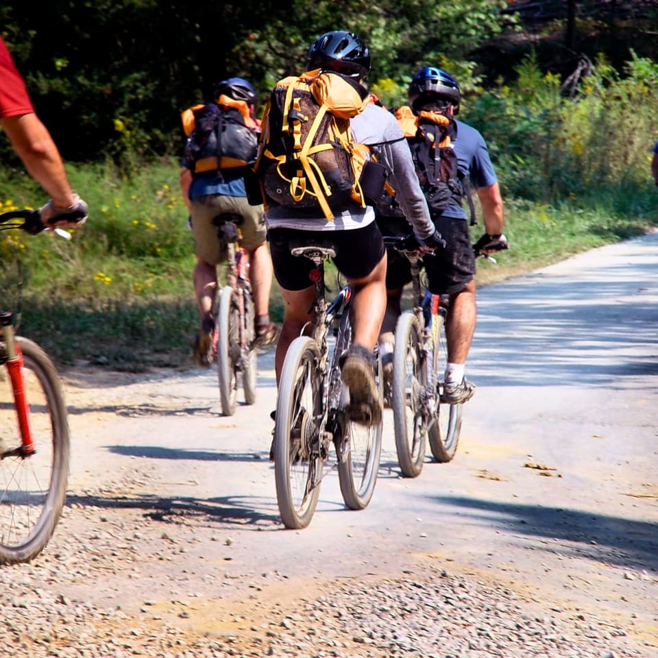 Ciclistas descendo a estrada rumo a Maras