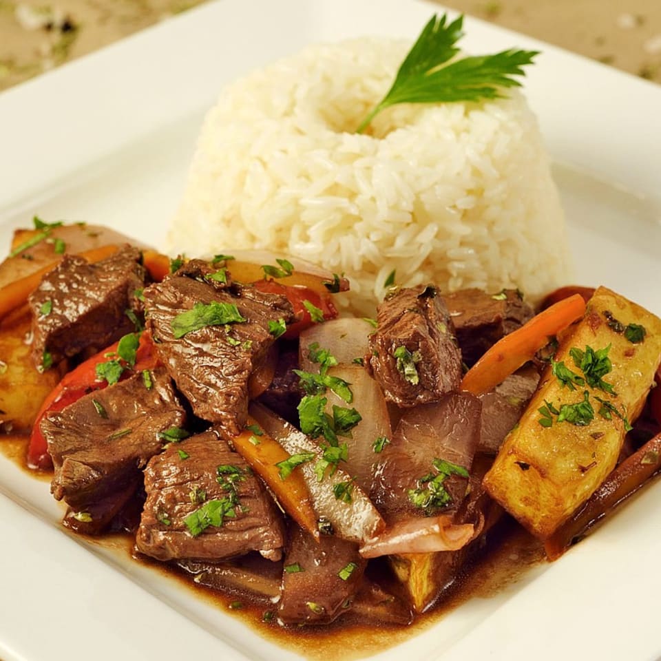 Prato peruano de carne com arroz
