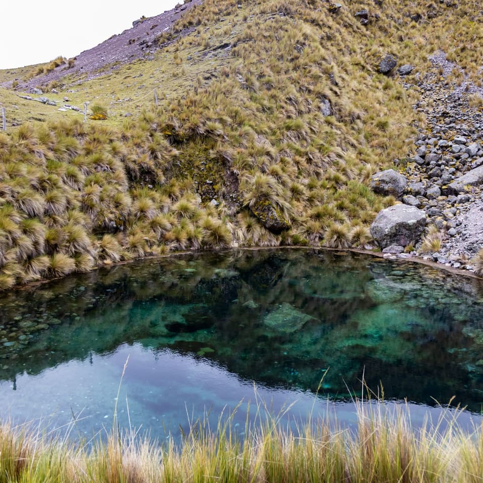 Lagoa glacial de águas verdes em Ausangate