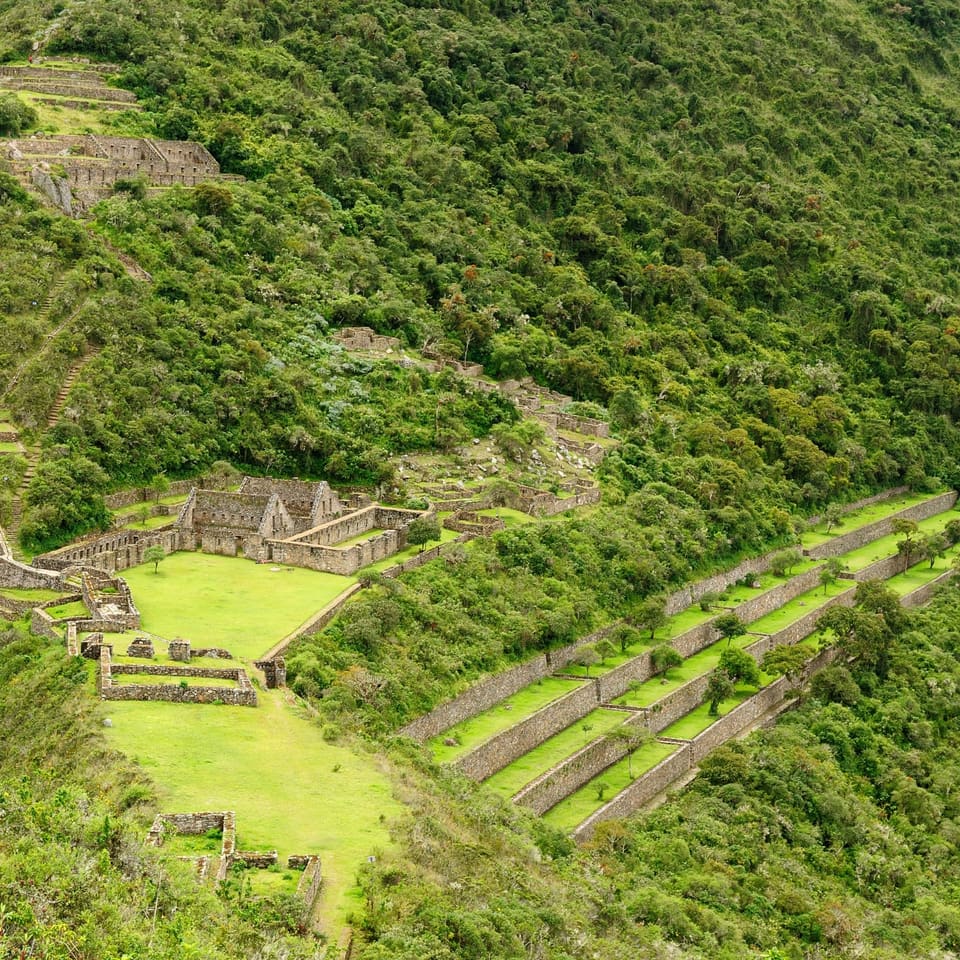 Terraços de Choquequirao cobertos de verde