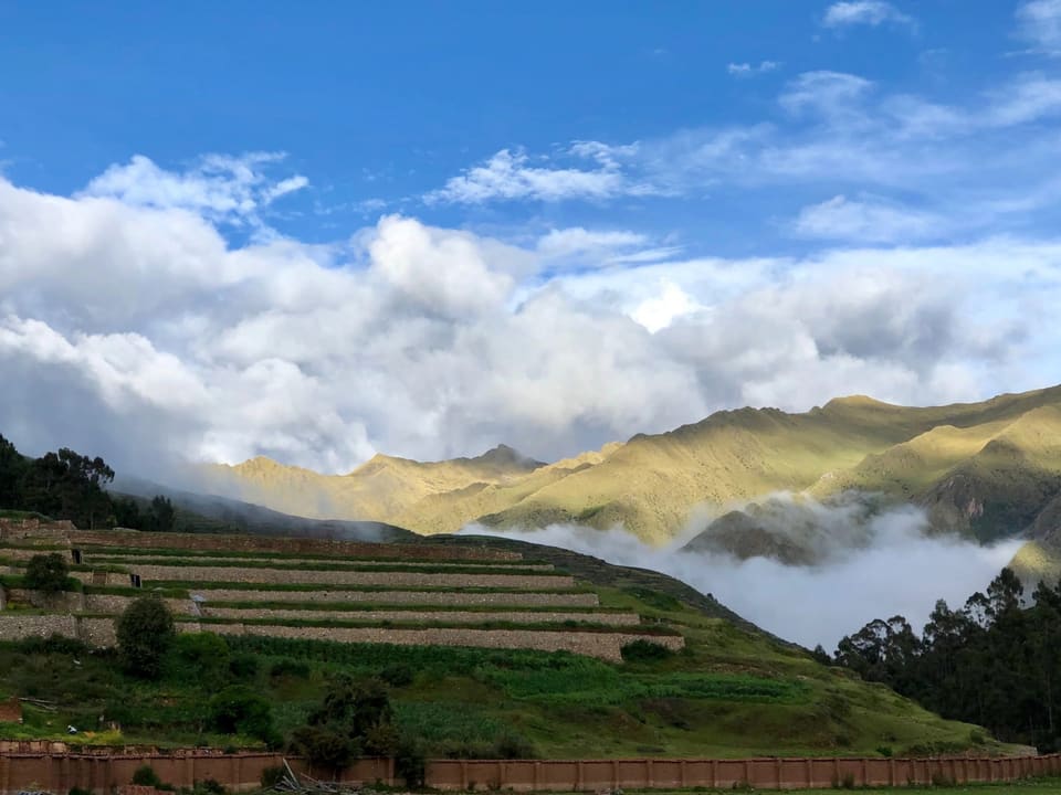 Vale Sagrado com terraços e nuvens sobre as montanhas