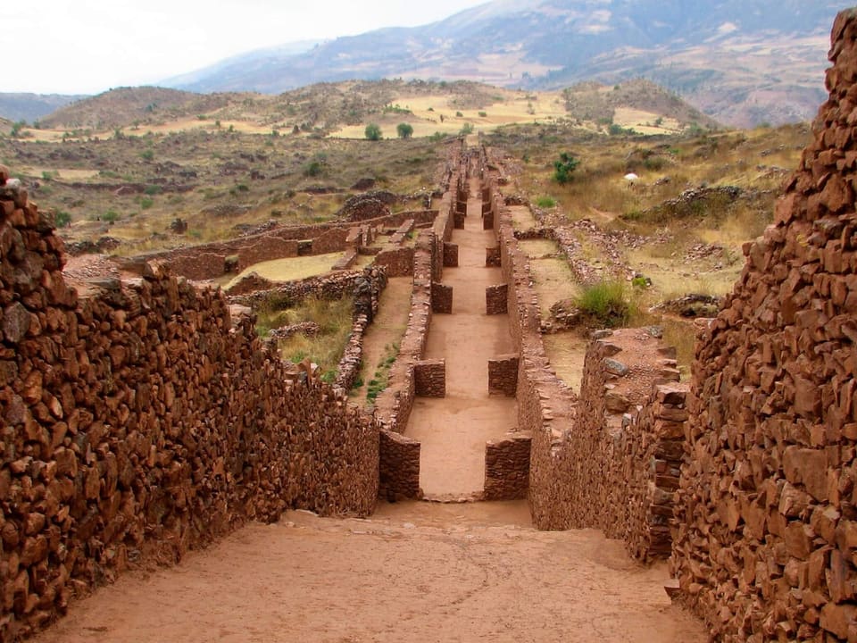 Canais incas de Tipón entre muros de pedra