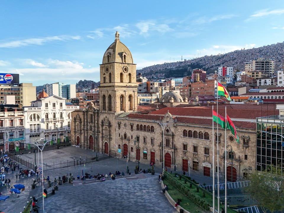 Basílica de San Francisco e a praça no centro de La Paz