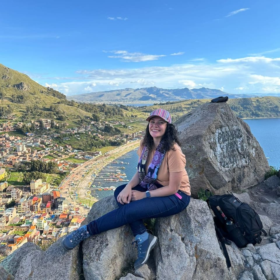 Viajante no alto do Cerro Calvário com Copacabana e o lago ao fundo