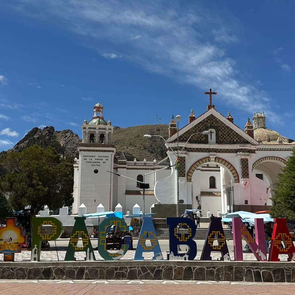 Basílica de Copacabana com letreiro colorido da cidade