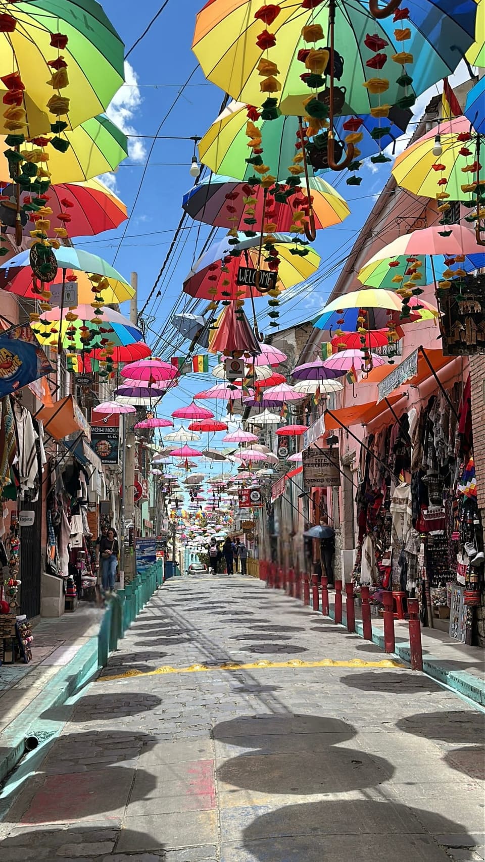 Rua de artesanato de La Paz coberta por guarda-chuvas coloridos