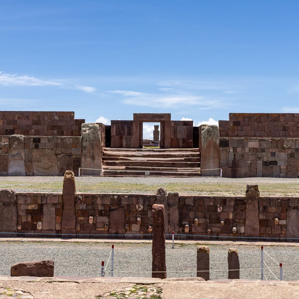 Muros de pedra e escadaria do Templo de Kalasasaya