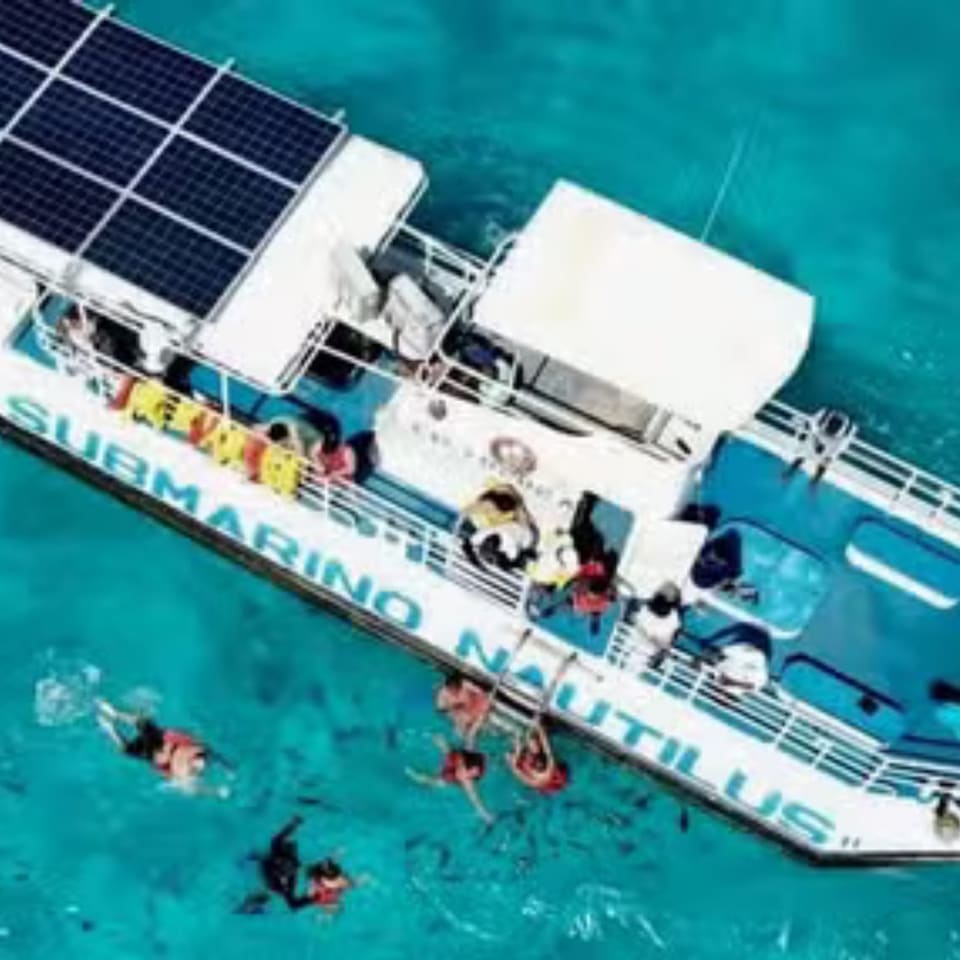 Mini submarino Nautilus visto de cima no mar azul-turquesa