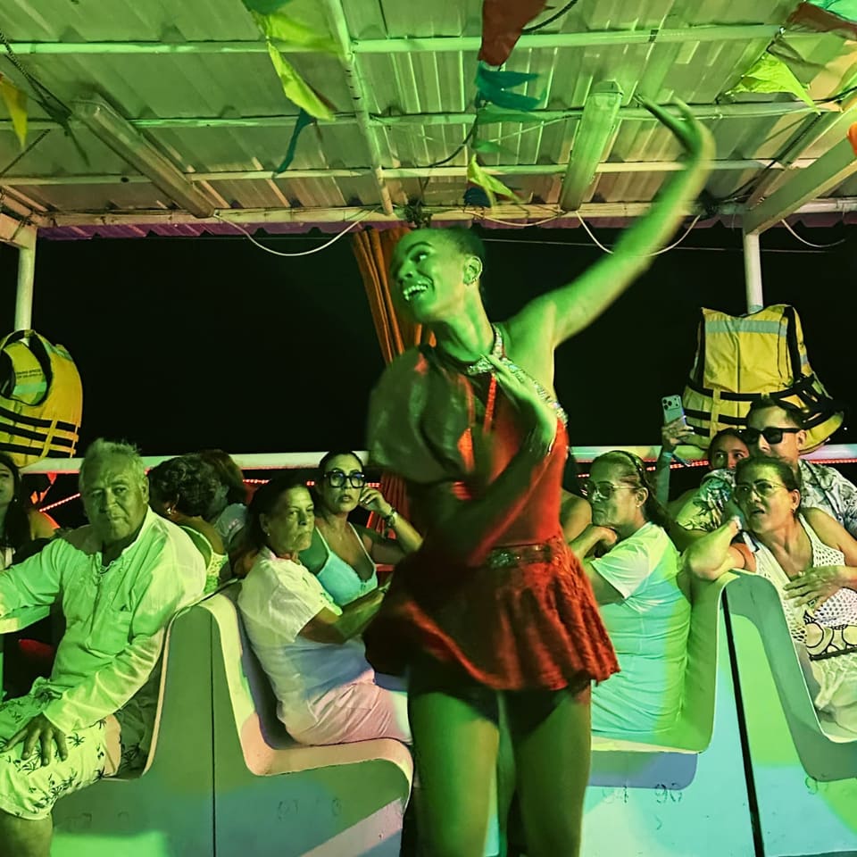 Dançarina se apresentando para os passageiros a bordo