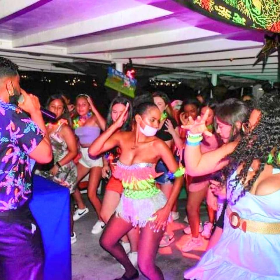 Festa animada a bordo do Yate Rumba