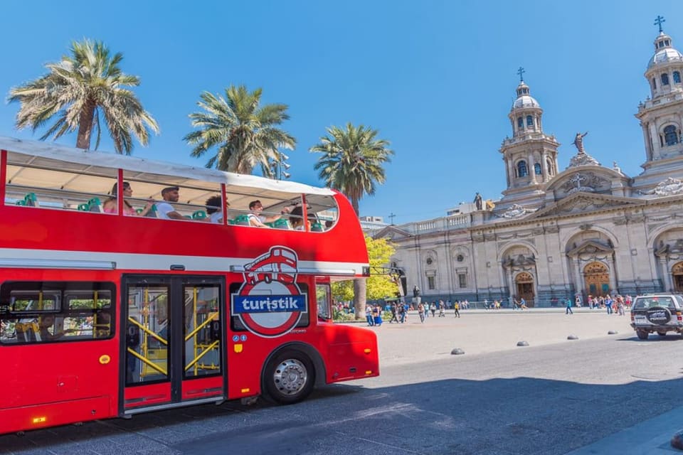 Ônibus vermelho de dois andares na Plaza de Armas