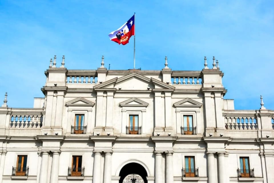 Palácio de La Moneda com a bandeira do Chile
