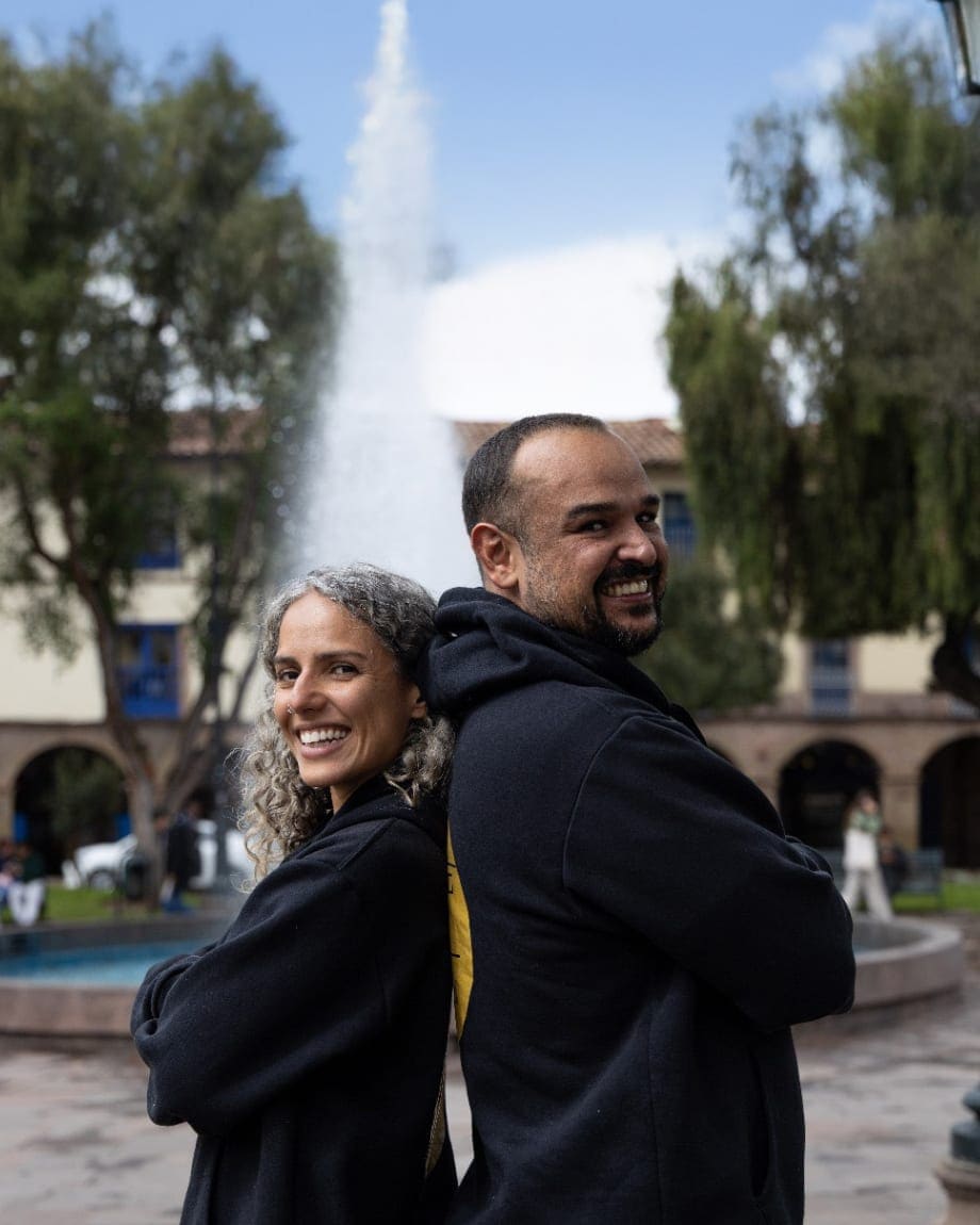 Os fundadores da Fui Gostei Trips sorrindo em uma praça
