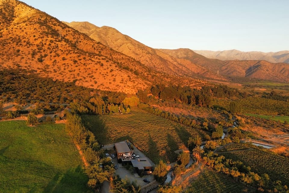 Vale do Maipo e montanhas ao entardecer vistos da Vinícola Lof