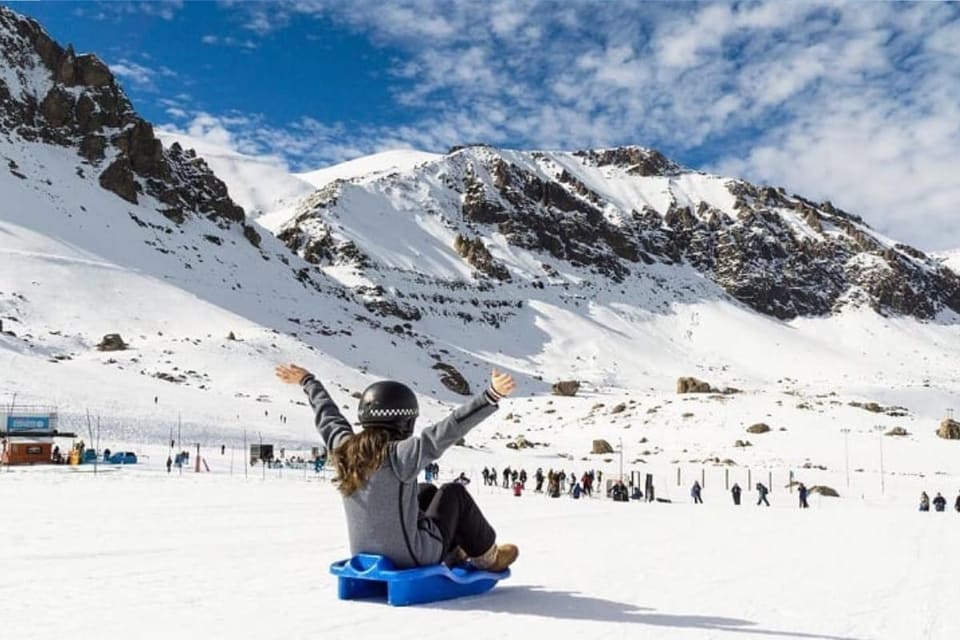 Viajante deslizando de trenó na neve de Farellones