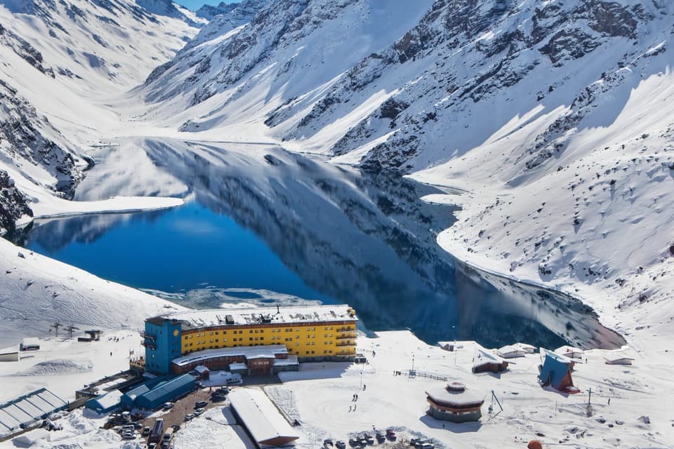 Laguna del Inca e o Hotel Portillo entre montanhas nevadas