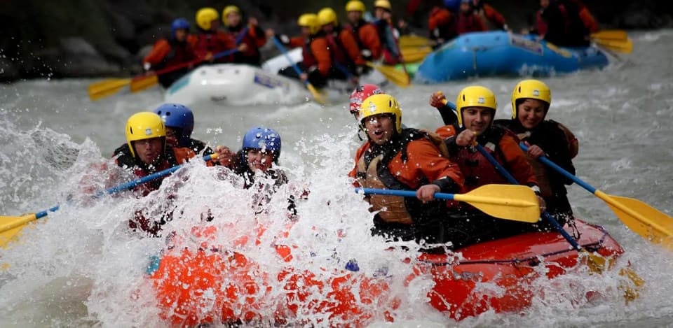 Bote de rafting enfrentando corredeiras no Rio Maipo