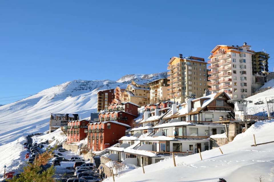 Prédios e pistas de El Colorado cobertos de neve