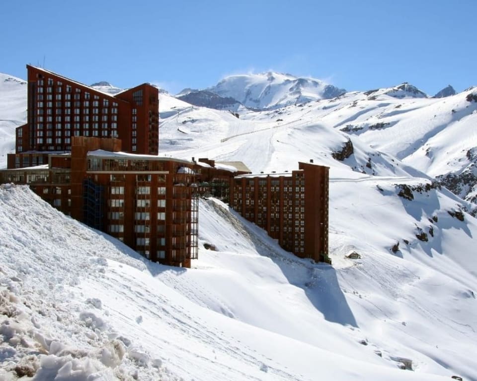 Hotel e pistas de Valle Nevado cobertos de neve