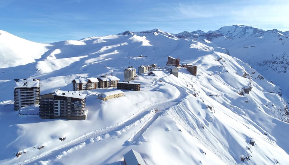 Valle Nevado e as montanhas cobertas de neve