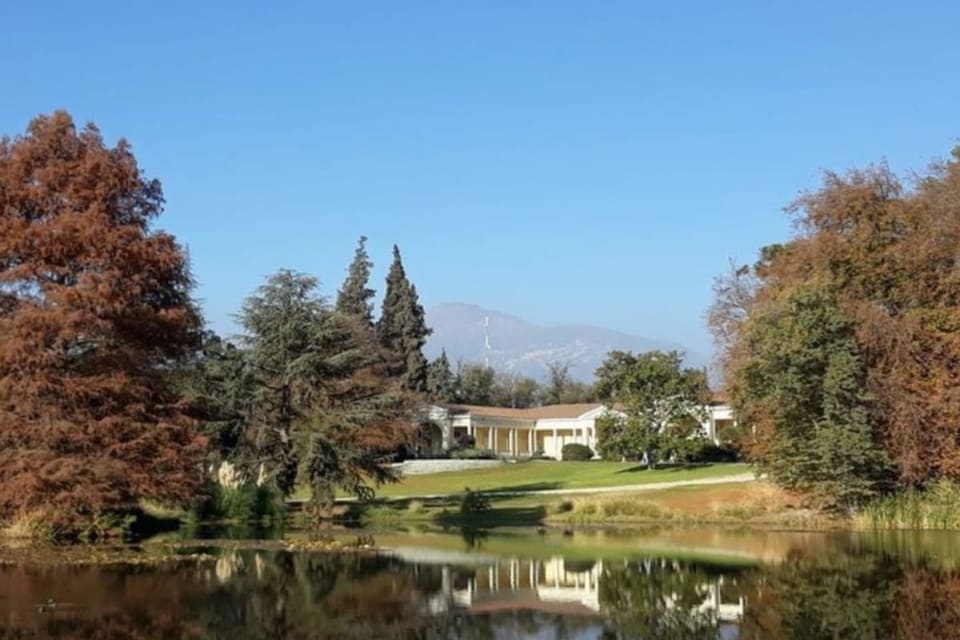 Lago e jardins da Vinícola Concha y Toro com a cordilheira ao fundo
