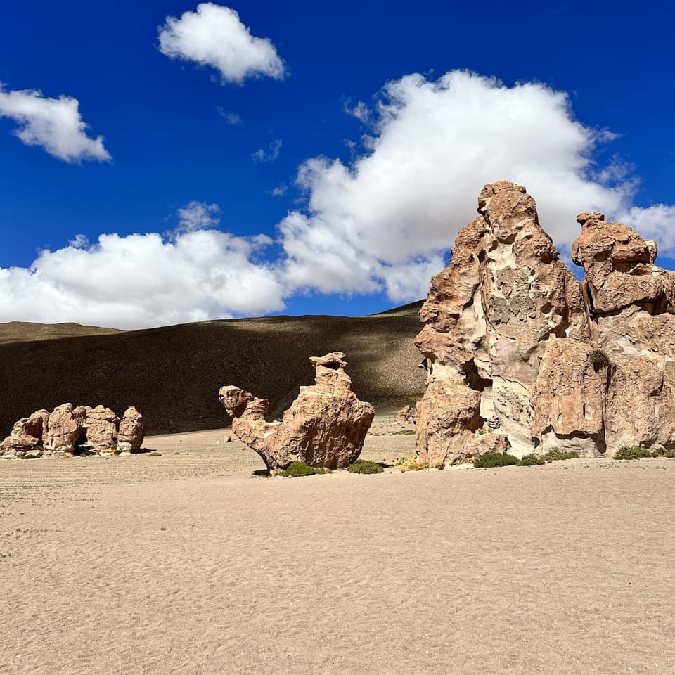 Formações rochosas do Valle de Rocas sob céu azul