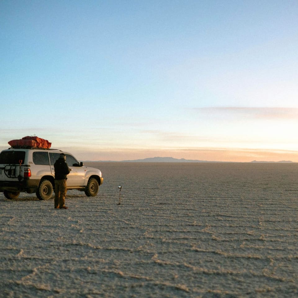 Carro 4x4 no salar seco ao entardecer