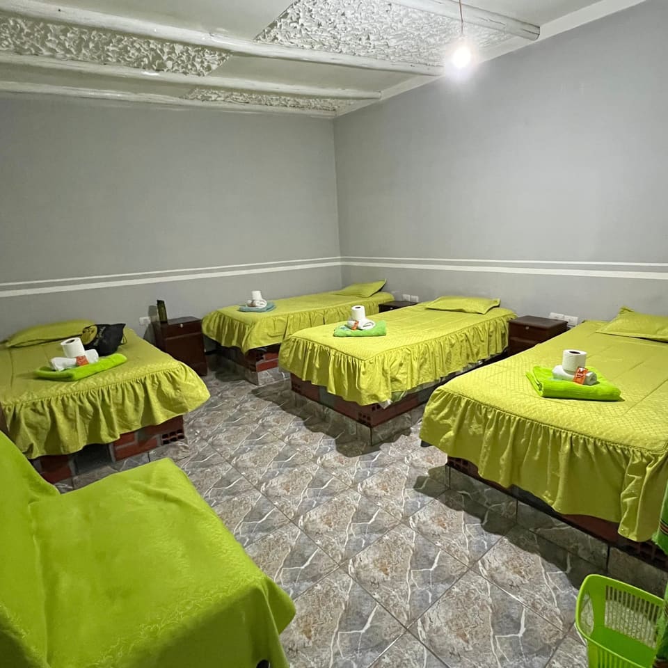 Quarto com camas de solteiro em hospedagem familiar