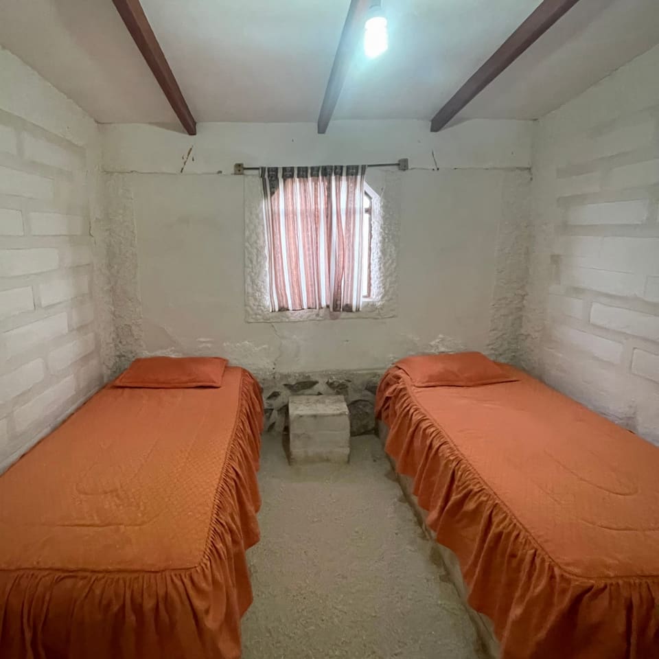 Quarto com duas camas em hospedagem familiar