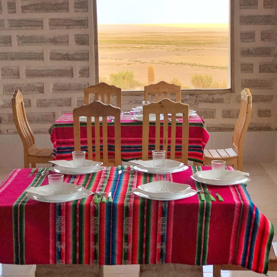 Mesa posta com toalha andina em pousada