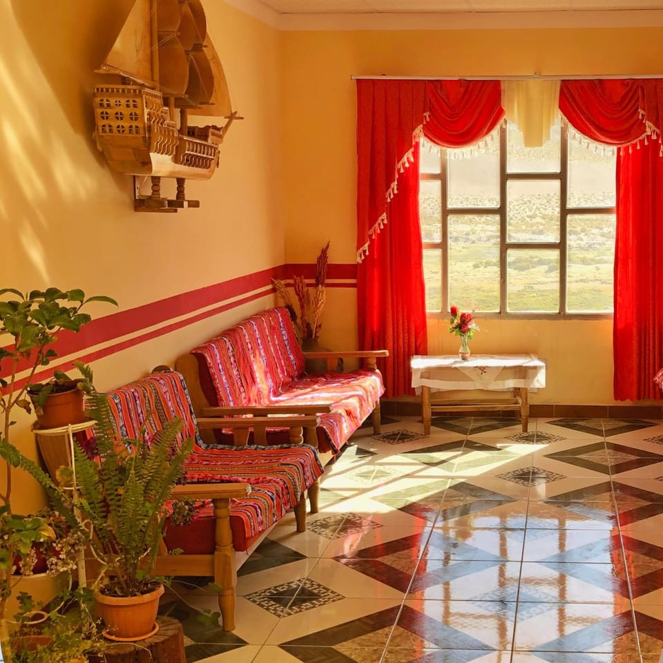 Sala de estar de pousada com janela emoldurada