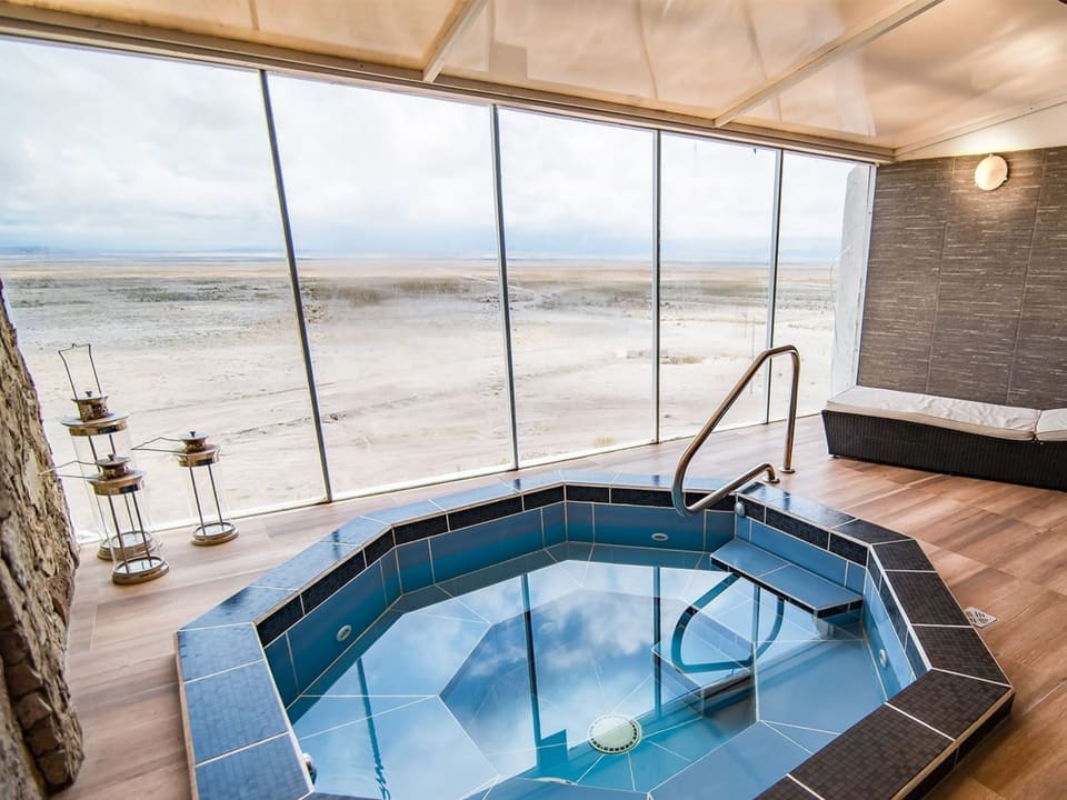 Hidromassagem com vista para o salar em hotel VIP