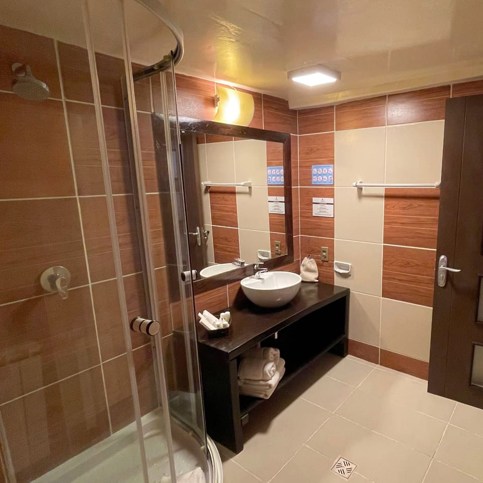 Banheiro moderno de hotel VIP